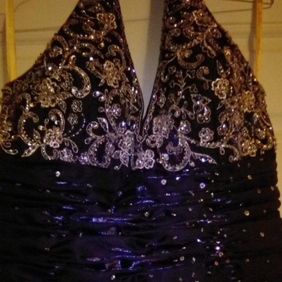 bEAUTIFUL fORMAL DRESS - Picture 3 of 4